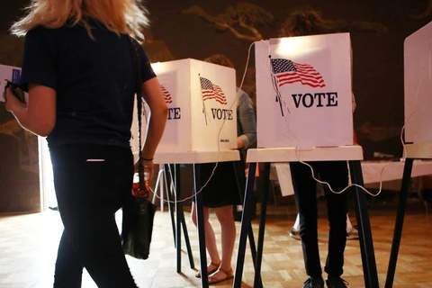Cử tri đi bỏ phiếu ở Los Angeles, California (Nguồn: Getty Images ) 