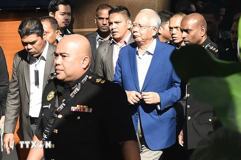 Cựu Thủ tướng Malaysia Najib Razak (giữa) tới trình diện Ủy ban chống tham nhũng (MACC) ở Putrajaya. (Nguồn: AFP/TTXVN)