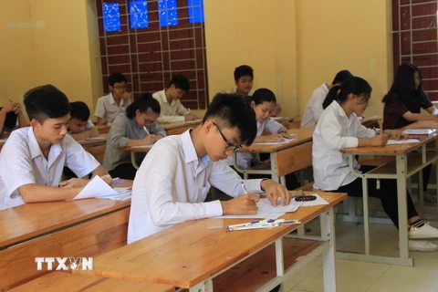 Thí sinh làm bài thi Ngữ Văn tại hội đồng thi trung học phổ thông Hà Huy Tập, thành phố Vinh. (Ảnh: Bích Huệ/TTXVN)