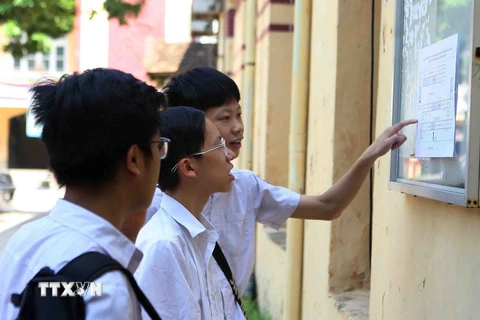 Thí sinh xem số báo danh, sơ đồ phòng thi tại điểm thi Trường trung học phổ thông Trần Phú. (Ảnh: Thanh Tùng/TTXVN)