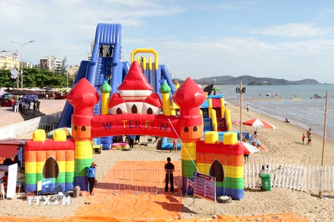 Công viên giải trí WaterFun Cửa Lò được làm bằng phao có diện tích gần 10.000 m2 nằm ngay trên bãi biển Cửa Lò. (Ảnh: Nguyễn Oanh/TTXVN)