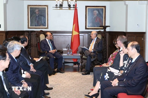 Thủ tướng gặp cựu Thủ tướng Canada J.Chretien và Tổng Thư ký OECD