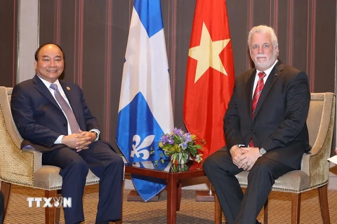 Thủ tướng Nguyễn Xuân Phúc gặp Thủ hiến bang Quebec Philippe Couillard. (Ảnh: Thống Nhất/TTXVN)