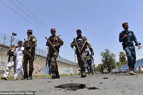 Lực lượng an ninh Afghanistan tới hiện trường một vụ đánh bom ở thành phố Jalalabad, Afghanistan, ngày 11/6/2016. (Nguồn: AP)