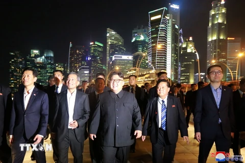 Ngoại trưởng Singapore Vivian Balakrishnan (thứ 2, trái, hàng đầu) cùng Nhà lãnh đạo Kim Jong-un (giữa, hàng đầu) thăm quan các danh thắng ở Singapore tối 11/6. (Nguồn: YONHAP/ TTXVN)