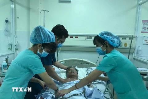 Bệnh nhân Huỳnh Học đang được các bác sỹ Bệnh viện Quân y 175 cấp cứu. (Ảnh: TTXVN)
