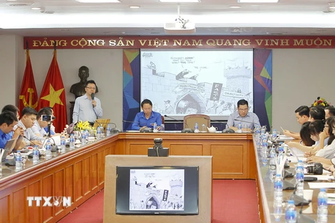 Phó tổng giám đốc Thông tấn xã Việt Nam Lê Quốc Minh tham luận tại buổi tọa đàm. (Ảnh: Văn Điệp/TTXVN)