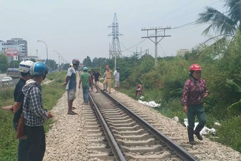 Thanh Hóa: Cố vượt đường ray, 2 người bị tàu hỏa đâm chết tại chỗ