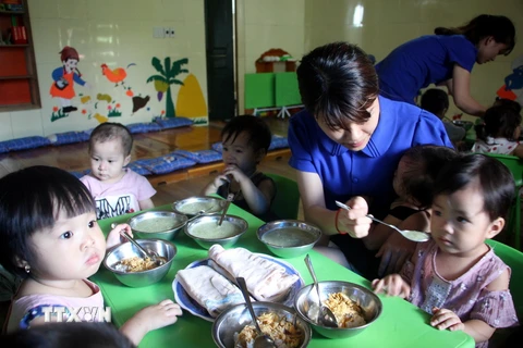 Giờ ăn trưa của các bé tại cơ sở mầm non Độc lập, Thị trấn Thanh Chương. (Ảnh: Bích Huệ/TTXVN)