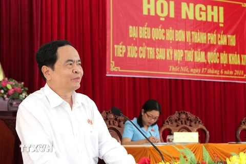 Chủ tịch Ủy ban Trung ương Mặt trận Tổ quốc Việt Nam Trần Thanh Mẫn trả lời ý kiến cử tri tại buổi tiếp xúc. (Ảnh: Thanh Liêm/TTXVN)