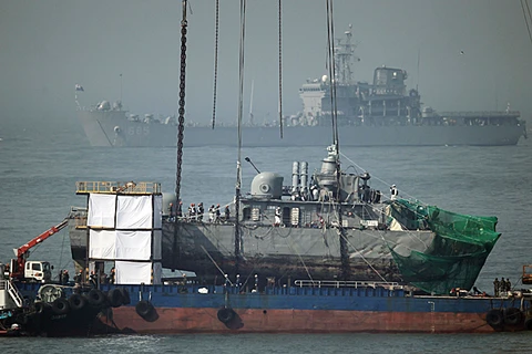 Trục vớt tàu chiến Cheonan của hải quân Hàn Quốc. (Nguồn: Reuters)