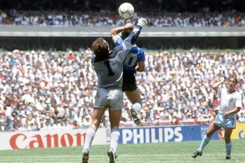Maradona và bàn tay của Chúa trong đấu với đội tuyển Anh năm 1986. (Nguồn: AFP)