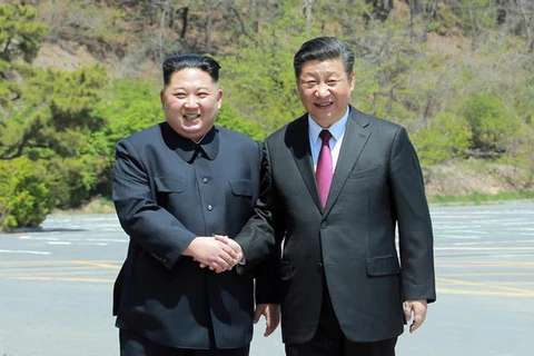 Nhà lãnh đạo Triều Tiên Kim Jong-un gặp Chủ tịch Trung Quốc Tập Cận Bình, tháng 5. (Nguồn: Yonhap)