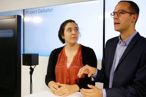 Hai nhà hùng biện Noa Ovadia (trái) và Dan Zafrir bên cạnh máy tính Project Debater, ngày 18/6. (Nguồn: AP)