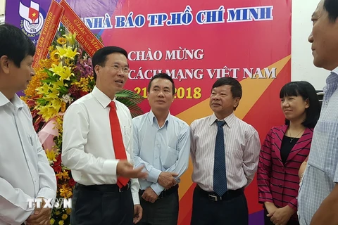 Ông Võ Văn Thưởng (thứ 2 từ trái) với các thành viên Hội Nhà báo Thành phố Hồ Chí Minh. (Ảnh: Thế Anh/TTXVN)