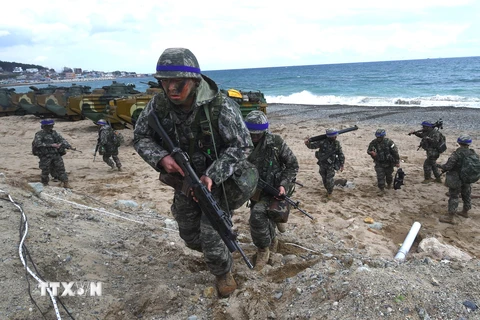 Binh sỹ Hàn Quốc tham gia cuộc tập trận chung với lính thủy đánh bộ Mỹ tại Pohang, Hàn Quốc ngày 2/4/2017. (Nguồn: AFP/TTXVN)