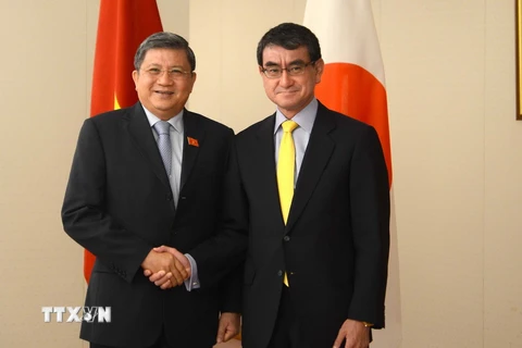 Chủ nhiệm Ủy ban Đối ngoại của Quốc hội Nguyễn Văn Giàu gặp Bộ trưởng Ngoại giao Nhật Bản Taro Kono, ngày 19/6, tại thủ đô Tokyo. (Ảnh: Thành Hữu/TTXVN)
