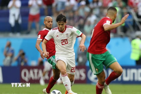 Cầu thủ Sardar Azmoun (giữa) của Iran nỗ lực kiểm soát bóng trước các cầu thủ Maroc trong trận đấu bảng B vòng chung kết World Cup 2018 diễn ra ở Saint Petersburg, Nga ngày 15/6. (Nguồn: THX/TTXVN)