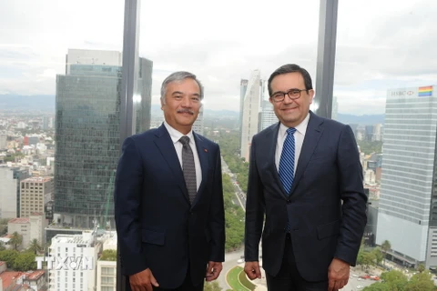 Bộ trưởng Kinh tế Mexico Ildefonso Guajardo Villarreal (bên phải) và Đại sứ Việt Nam Nguyễn Hoài Dương. (Ảnh: Việt Hùng/TTXVN)