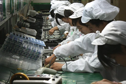 Công nhân làm việc trong nhà máy lắp ráp iPhone của tập đoàn Foxconn ở Trung Quốc. (Nguồn: CNN)