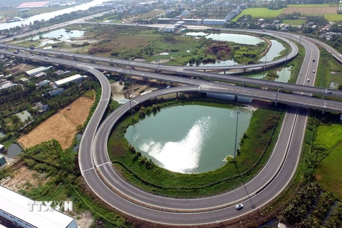 Đường cao tốc Thành phố Hồ Chí Minh-Trung Lương đoạn qua Tân An (Long An), một phần của tuyến cao tốc Bắc-Nam. (Ảnh: Hoàng Hải/TTXVN)