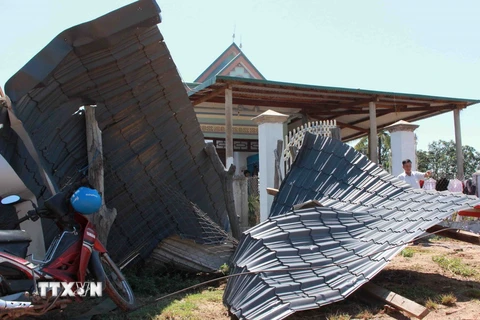 Quảng Ngãi: Lốc xoáy làm tốc mái gần 100 ngôi nhà ở Ba Tơ