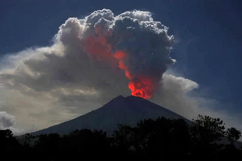 Núi lửa Agung phun trào tro bụi. (Nguồn: EPA)