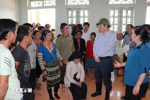 Phó Chủ tịch Quốc hội Phùng Quốc Hiển thăm hỏi các hộ gia đình của bản Hua Cưởm 1, xã Trung Đồng, huyện Tân Uyên đang ở tạm tại trường học. (Ảnh: Quý Trung/TTXVN)