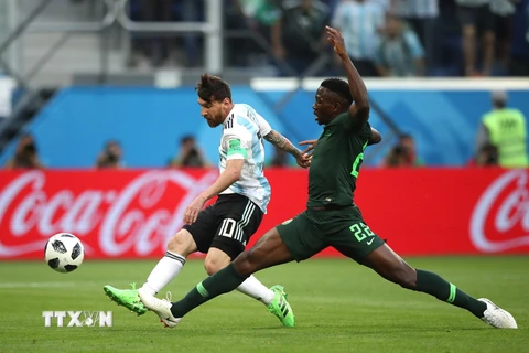 Cầu thủ Lionel Messi (trái) của Argentina ghi bàn trong trận đấu với Nigeria ở Saint Petersburg, Nga ngày 26/6. (Nguồn: THX/TTXVN)