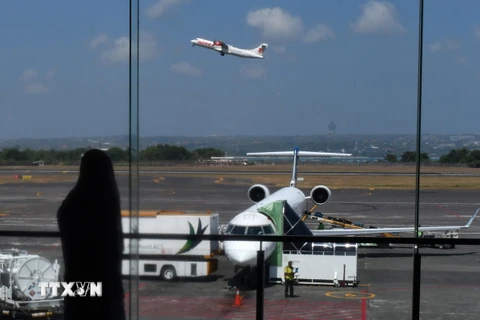 Ảnh tư liệu: Máy bay cất cánh từ sân bay quốc tế Ngurah Rai trên đảo Bali, Indonesia ngày 18/5. (Nguồn: AFP/TTXVN)