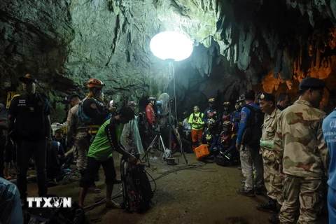 Lực lượng cứu hộ nỗ lực tìm kiếm đội bóng thiếu niên mất tích trong hang động ở tỉnh Chiang Rai, Thái Lan ngày 26/6. (Nguồn: THX/TTXVN)
