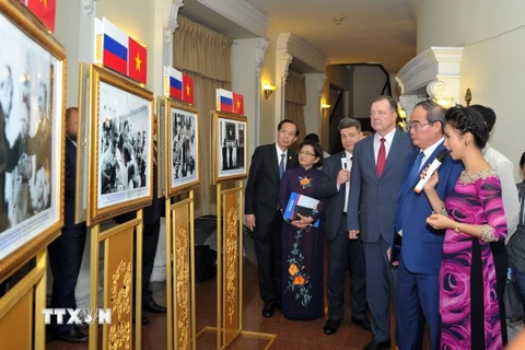 Các đại biểu tham quan Triển lãm "Hồ Chí Minh với nước Nga mến yêu," nhân kỷ niệm 95 năm ngày Bác Hồ lần đầu tiên đến nước Nga. (Ảnh: Xuân Khu/TTXVN)