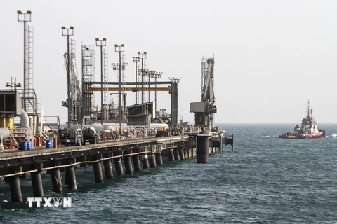Một cơ sở sản xuất dầu trên đảo Khark, ngoài khơi vùng Vịnh. (Nguồn: AFP/TTXVN)