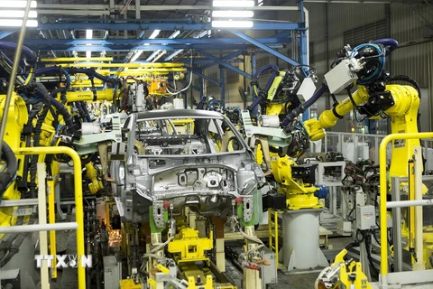 Dây chuyền lắp ráp ôtô bằng robot tại Nhà máy ôtô Hyundai Thành Công. (Ảnh: Hoàng Hùng/TTXVN)