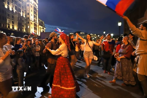 Người dân Nga đổ ra đường mừng chiến thắng tại World Cup 2018