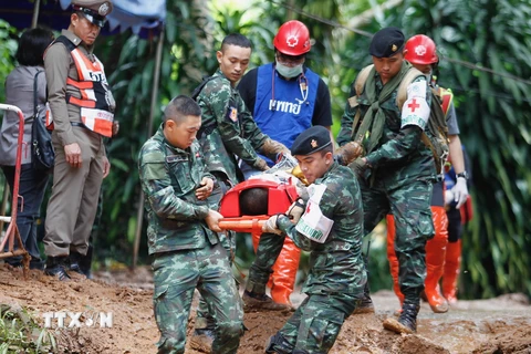 Lực lượng cứu hộ làm nhiệm vụ tại khu vực hang động Tham Luang ở Chiang Rai, Thai Lan ngày 30/6. (Nguồn: EFE-EPA/ TTXVN)