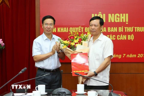 Trưởng Ban Tuyên giáo Trung ương Võ Văn Thưởng trao Quyết định và tặng hoa cho ông Phạm Văn Linh. (Ảnh: Doãn Tấn/TTXVN)