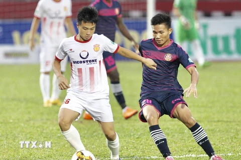 Pha tranh bóng giữa Đinh Văn Trường (66, Nam Định) và Nguyến Vũ Tín (28, Sài Gòn FC), vòng 17 V-League 2018. (Ảnh: Quang Nhựt/TTXVN)