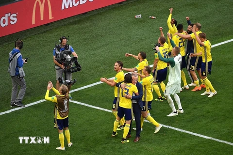 Pha ăn mừng chiến thắng của các cầu thủ Thụy Điển trong trận đấu gặp Thụy Sĩ ở Saint Petersburg, Nga ngày 3/7. (Nguồn: THX/TTXVN)