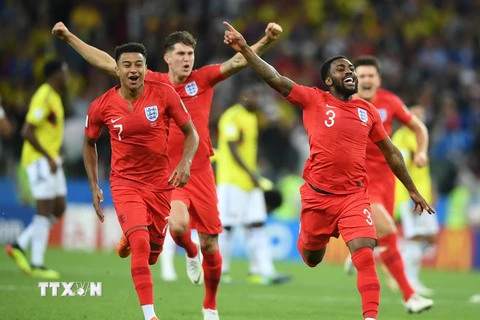 Các cầu thủ đội tuyển Anh ăn mừng chiến thắng trong trận đấu với Colombia. (Nguồn: THX/TTXVN)
