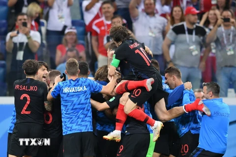 Đội tuyển Croatia ăn mừng sau khi giành vé đi tiếp với chiến thắng 4-3 sau loạt sút penalty trước đối thủ Đan Mạch. (Nguồn: THX/TTXVN)