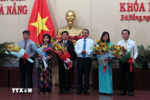 Bí thư Thành ủy Đà Nẵng Trương Quang Nghĩa tặng hoa cho các đại biểu vừa được bầu giữ chức vụ chủ chốt. (Ảnh: Nguyễn Sơn/TTXVN)
