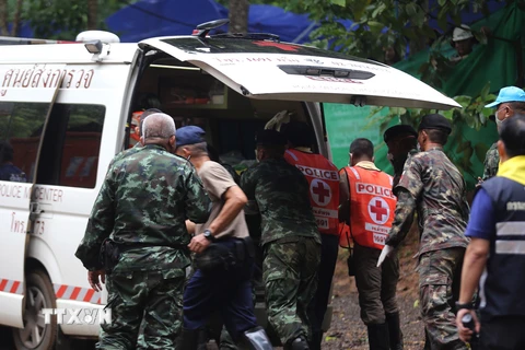 Nhân viên cứu hộ chuyển các thành viên đội bóng sau khi được cứu khỏi hang Tham Luang lên xe cứu thương ngày 8/7. (Nguồn: EPA/TTXVN)