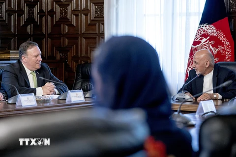 Tổng thống Afghanistan (phải) và Ngoại trưởng Mỹ Mike Pompeo (trái) trong cuộc gặp tại Kabul, Afghanistan ngày 9/7. (Nguồn: AFP/TTXVN)