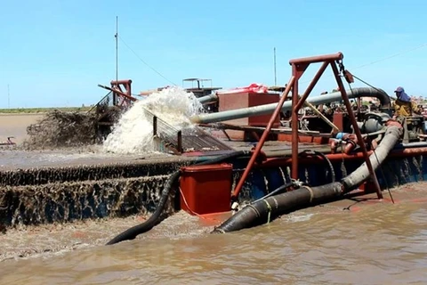 Hà Nội: Bắt giữ 4 tàu khai thác cát trái phép trên sông Hồng 