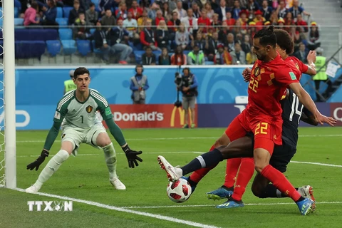Thủ môn Bỉ Thibaut Courtois và đồng đội Nacer Chadli (thứ 2, trái) truy cản pha đi bóng của cầu thủ Blaise Matuidi (phía dưới) của Pháp trong trận đấu bán kết World Cup 2018 diễn ra ngày 11/7. (Nguồn: THX/TTXVN)