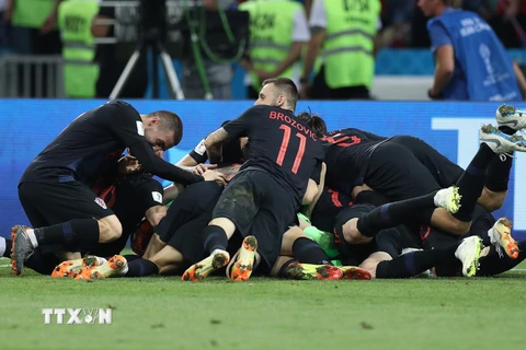 Niềm vui nghẹt thở của các cầu thủ Croatia sau khi giành chiến thắng trong loạt sút luân lưu cân não trước đội chủ nhà Nga. (Nguồn: THX/TTXVN)