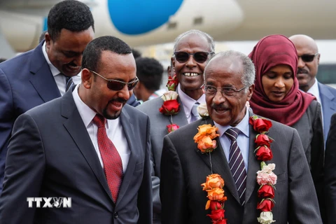 Thủ tướng Ethiopia Abiy Ahmed (trái) tại lễ đón đoàn quan chức Eritrea do Ngoại trưởng Osman Salah (phải) dẫn đầu ở Addis Ababa ngày 26/6. (Nguồn: AFP/TTXVN)