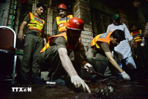 Nhân viên cứu hộ Pakistan làm nhiệm vụ tại hiện trường vụ đánh bom đẫm máu ở Peshawar ngày 10/7. (Nguồn: THX/TTXVN)