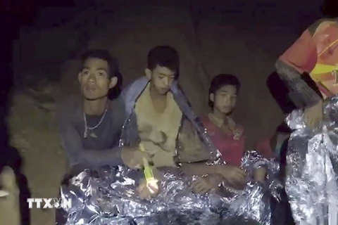 Các thành viên đội bóng thiếu niên mắc kẹt bên trong hang Tham Luang ngày 4/7. (Nguồn: THX/ TTXVN)